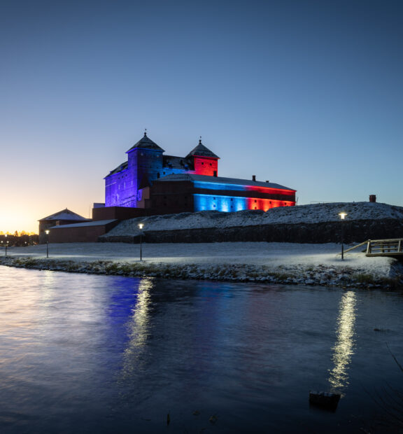 Hämeen linnan juhlavalaisu aamun koitteessa.