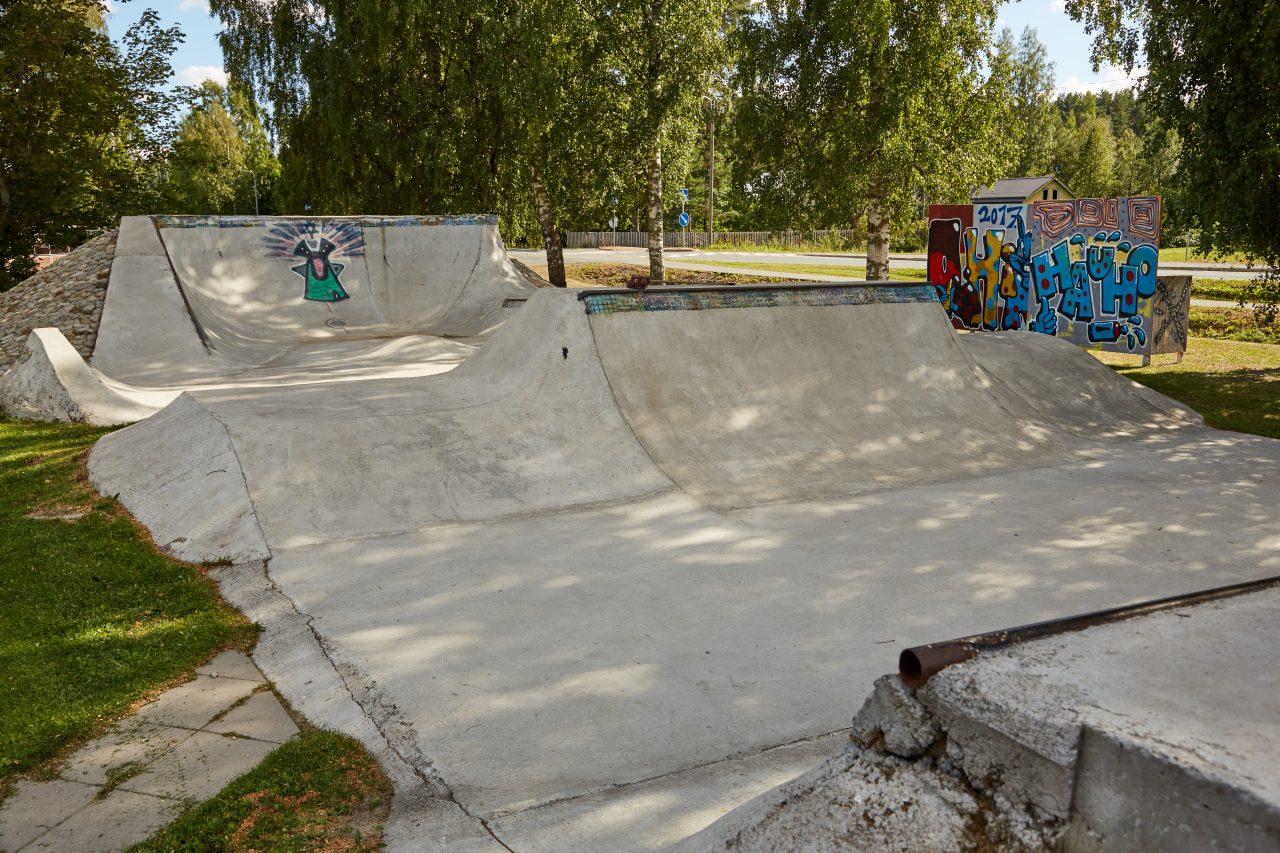 Hauhon yhtenäiskoulun alueella sijaitseva asfalttipohjainen skatepark, jossa erilaisia ramppeja.