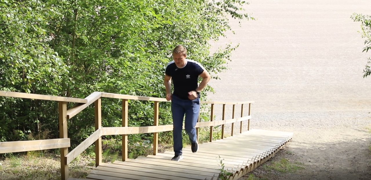 Henkilö treenaamassa Konnarin kuntoporatilla.