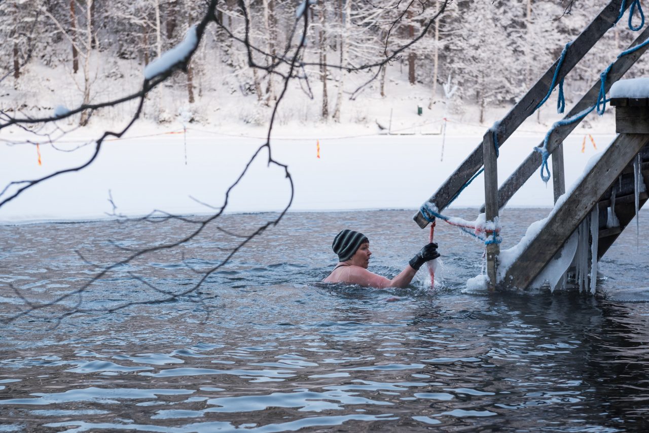 Uimari Aulangonjärven avannossa.