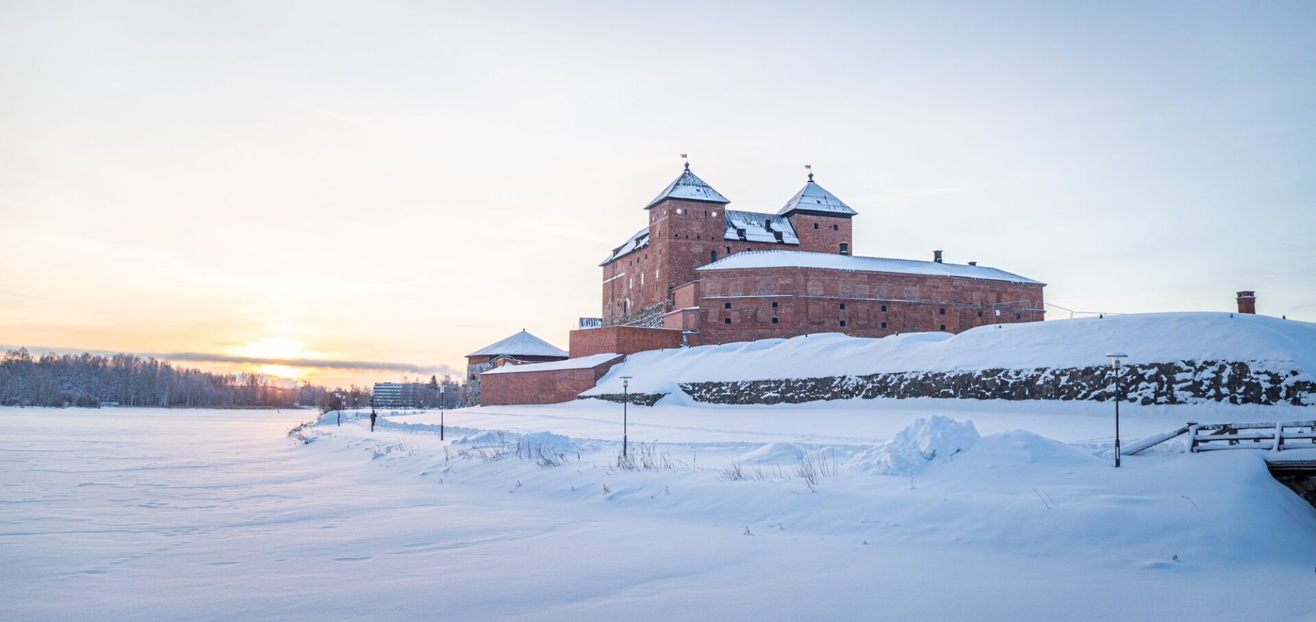 Hämeen linna lumisessa maisemassa