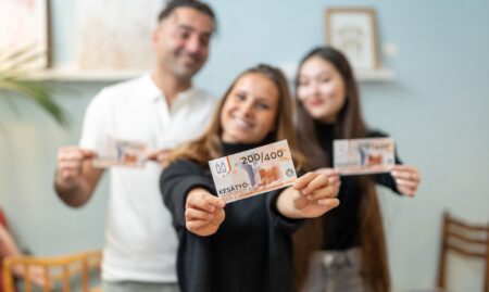 Kolme nuorta kesätyösetelit käsissään