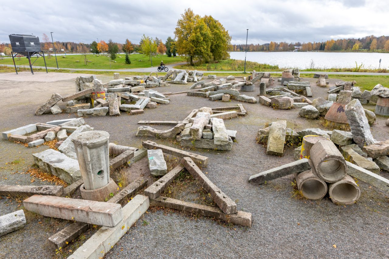 Hämeensaaren trialpuiston kivipaasit aseteltuna temppuilua varten.
