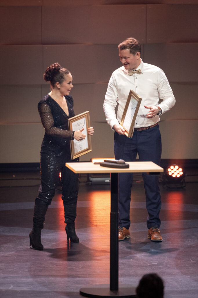 Kaupunginjohtajan innovaatiopalkinnon saajat Laura Latomäki ja Jore Vaara pitävät käsissään kunniakirjoja.