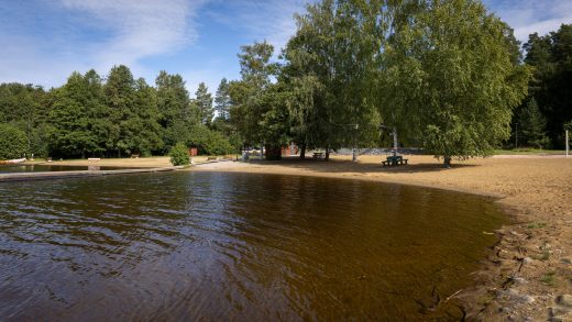 Tervaniemen uimaranta hiekkarantoineen.