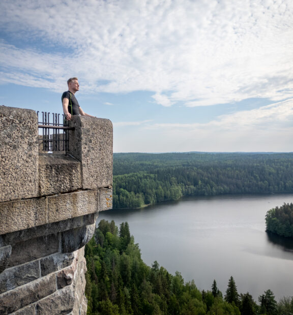 Henkilö katselee Aulangon näkötornista kesäisenä päivänä.