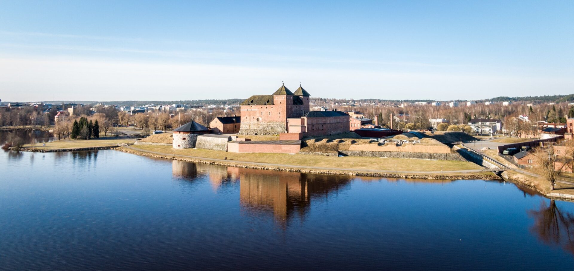 Hämeen linna keväällä