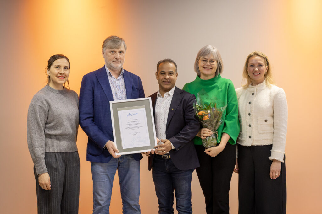 Lapsiystävällinen kunta alumni -tunnustuksen myöntäminen lasten ja nuorten hyvinvointifoorumissa.