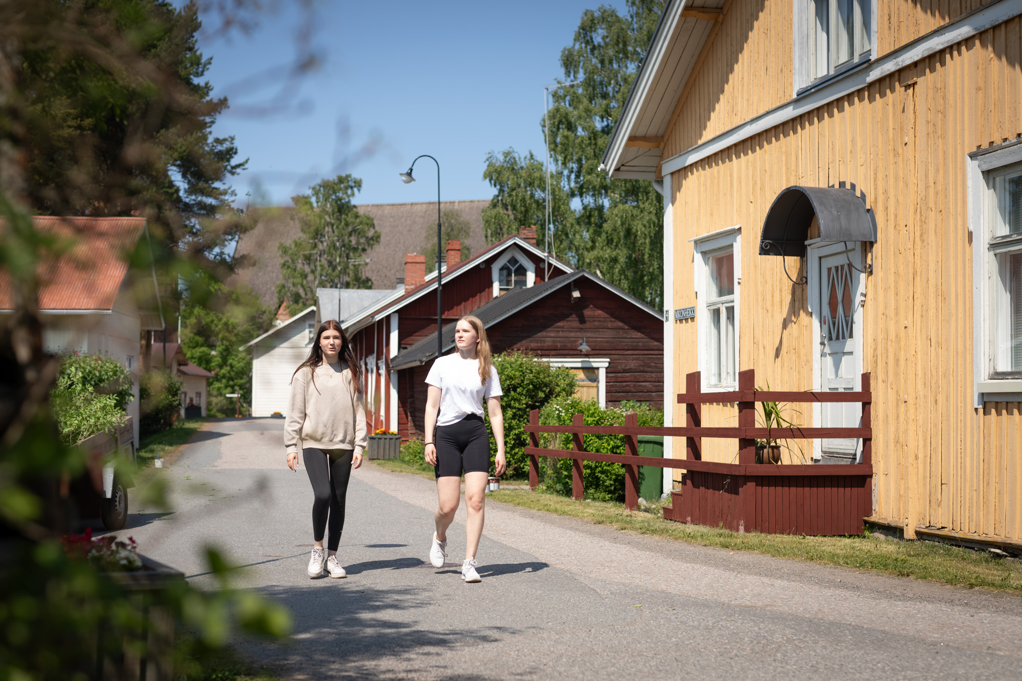 Two young people walking on the Old Road in Hauho.