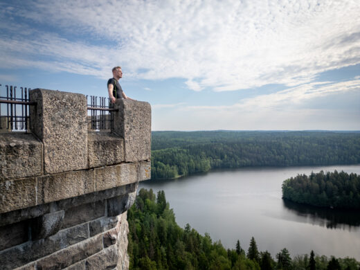 Henkilö katsoo maisemia Aulangon näkötornista.