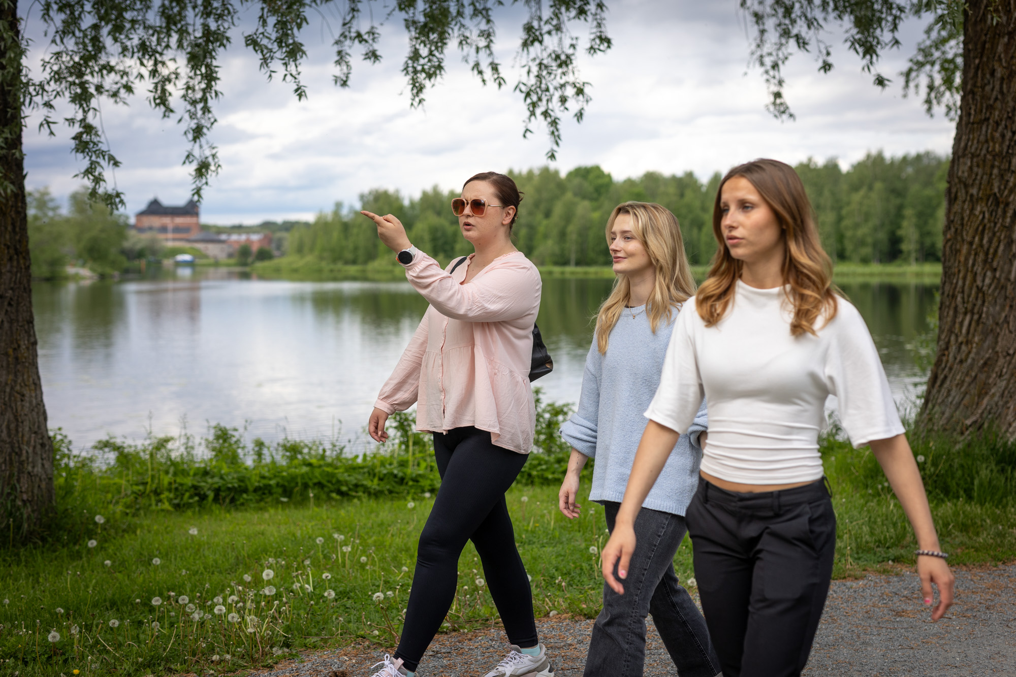 Kolme henkilöä kävelevät Rantareitillä.
