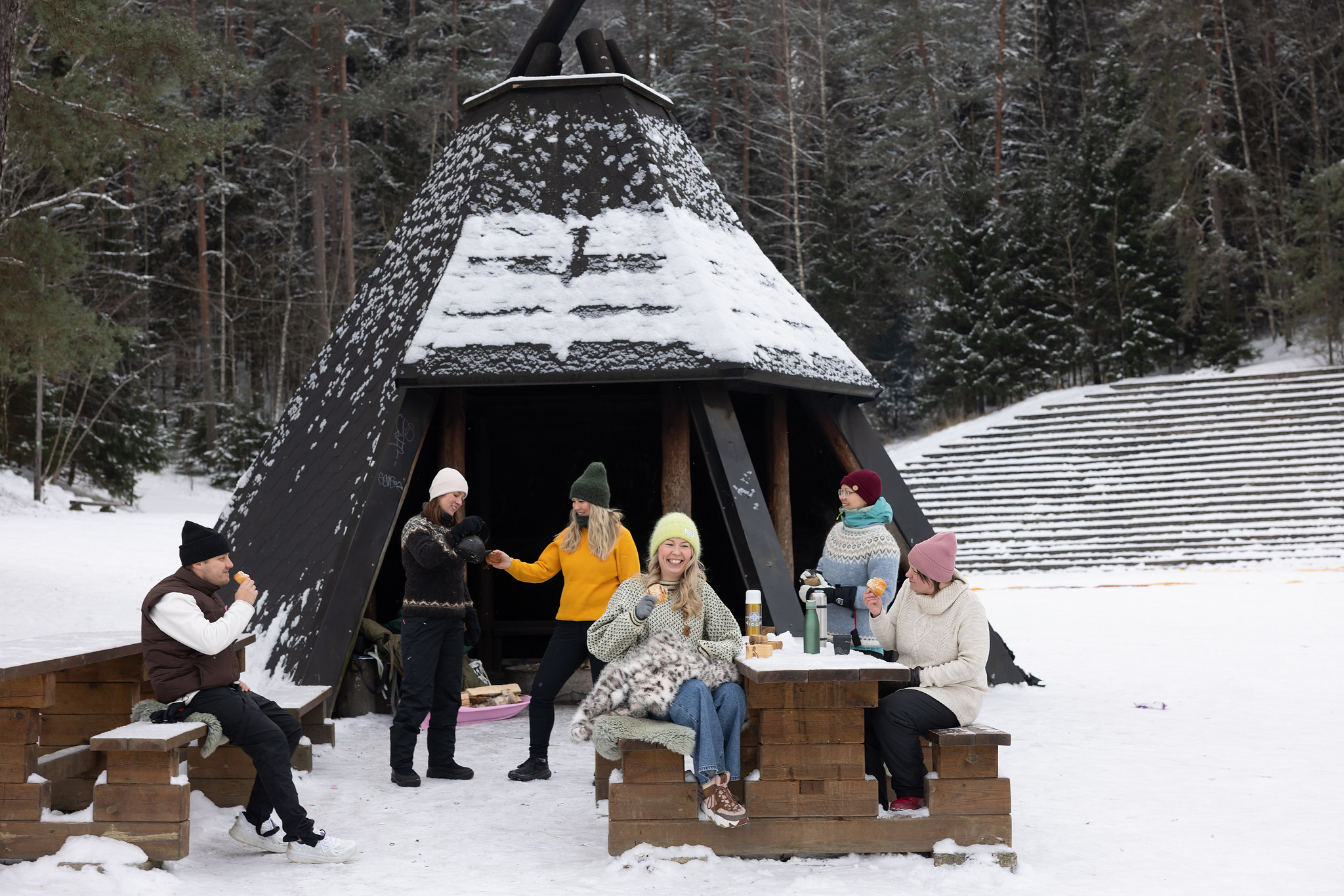 Ulkoilijoita Ahveniston nuotiokodalla talvella.