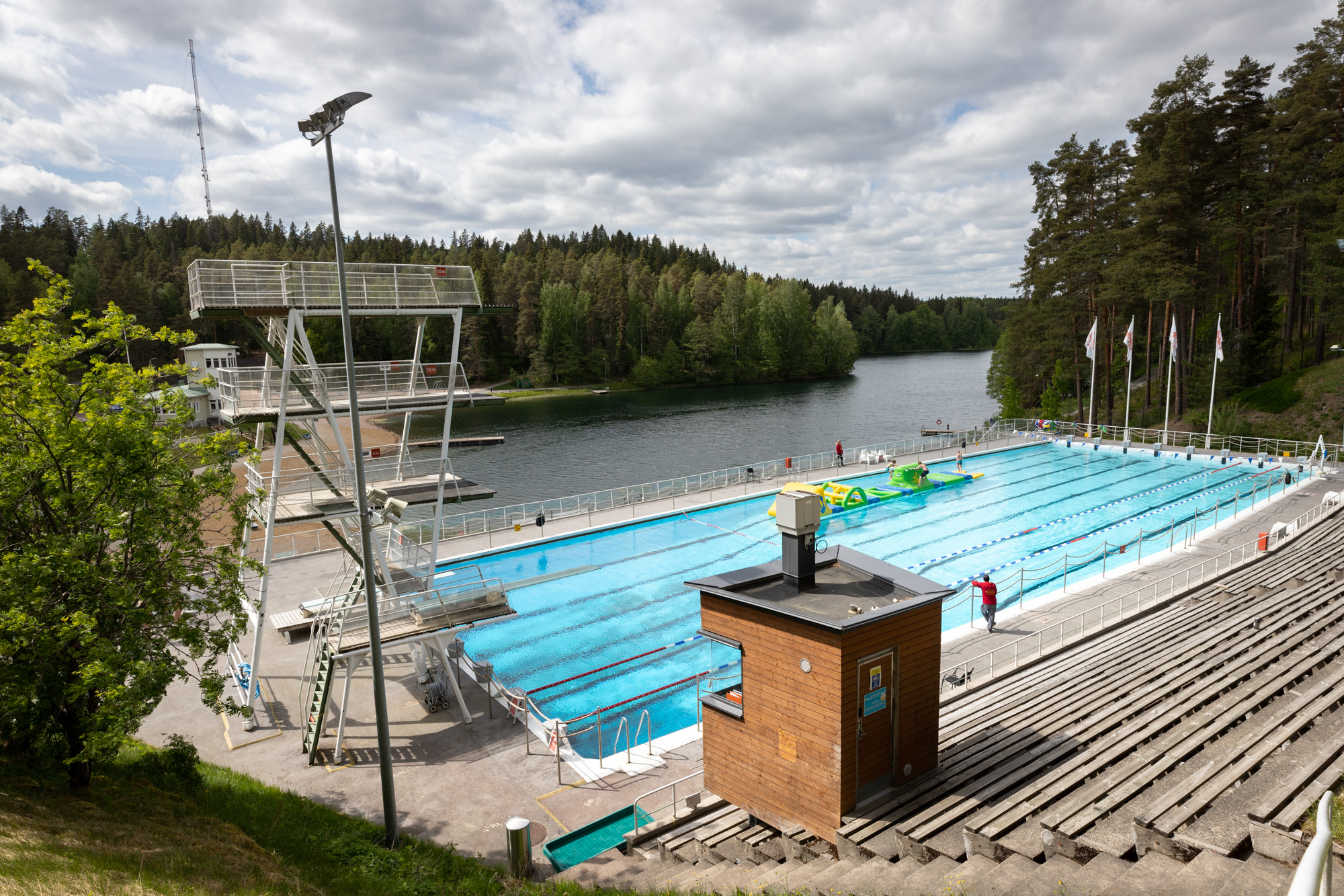 Ahveniston maauimala kuvattuna maauimalan katsomosta.