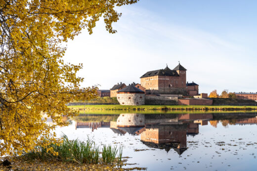 Hämeen linna Vanajaveden rannalla syksyllä.