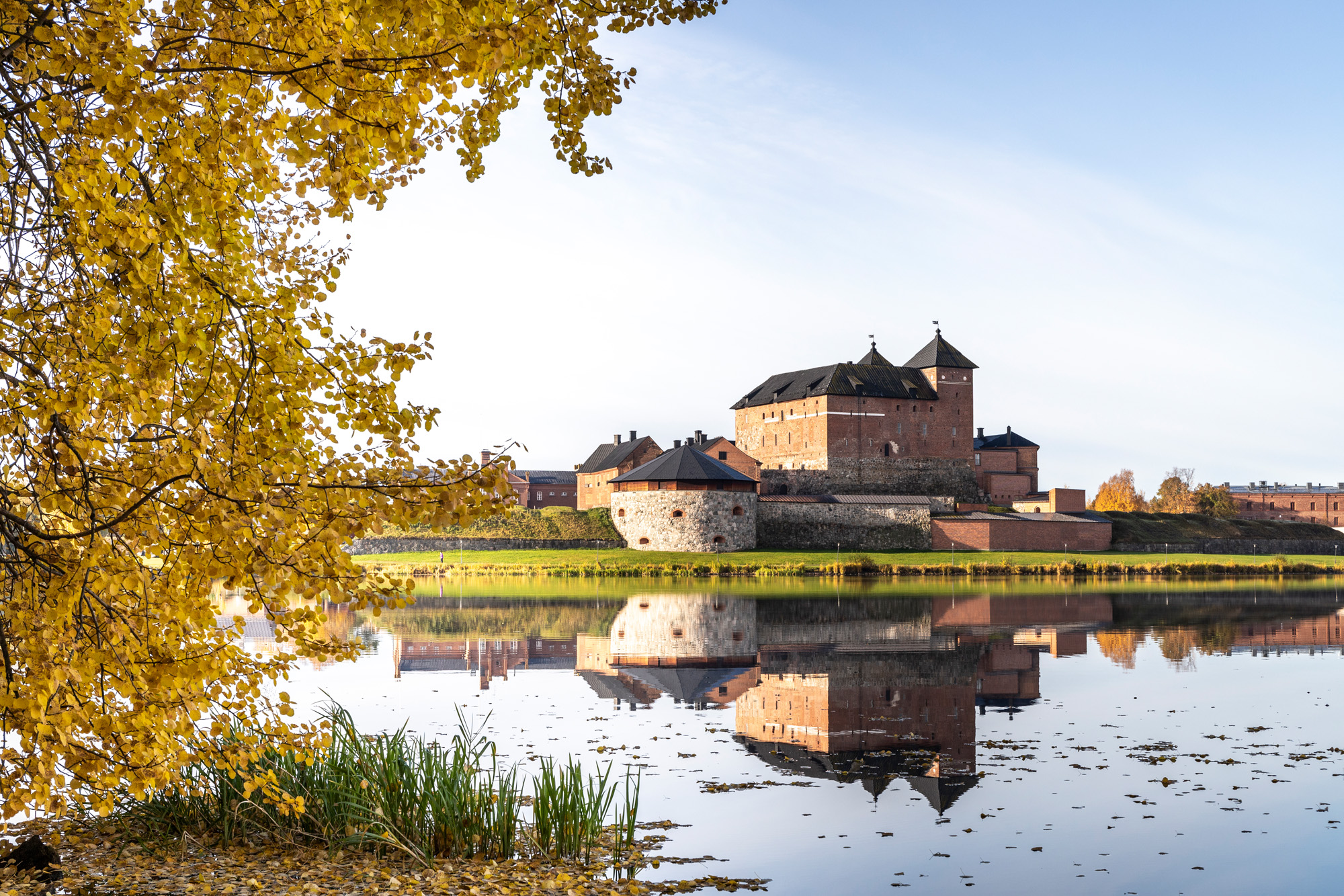 Hämeen linna Vanajaveden rannalla syksyllä.
