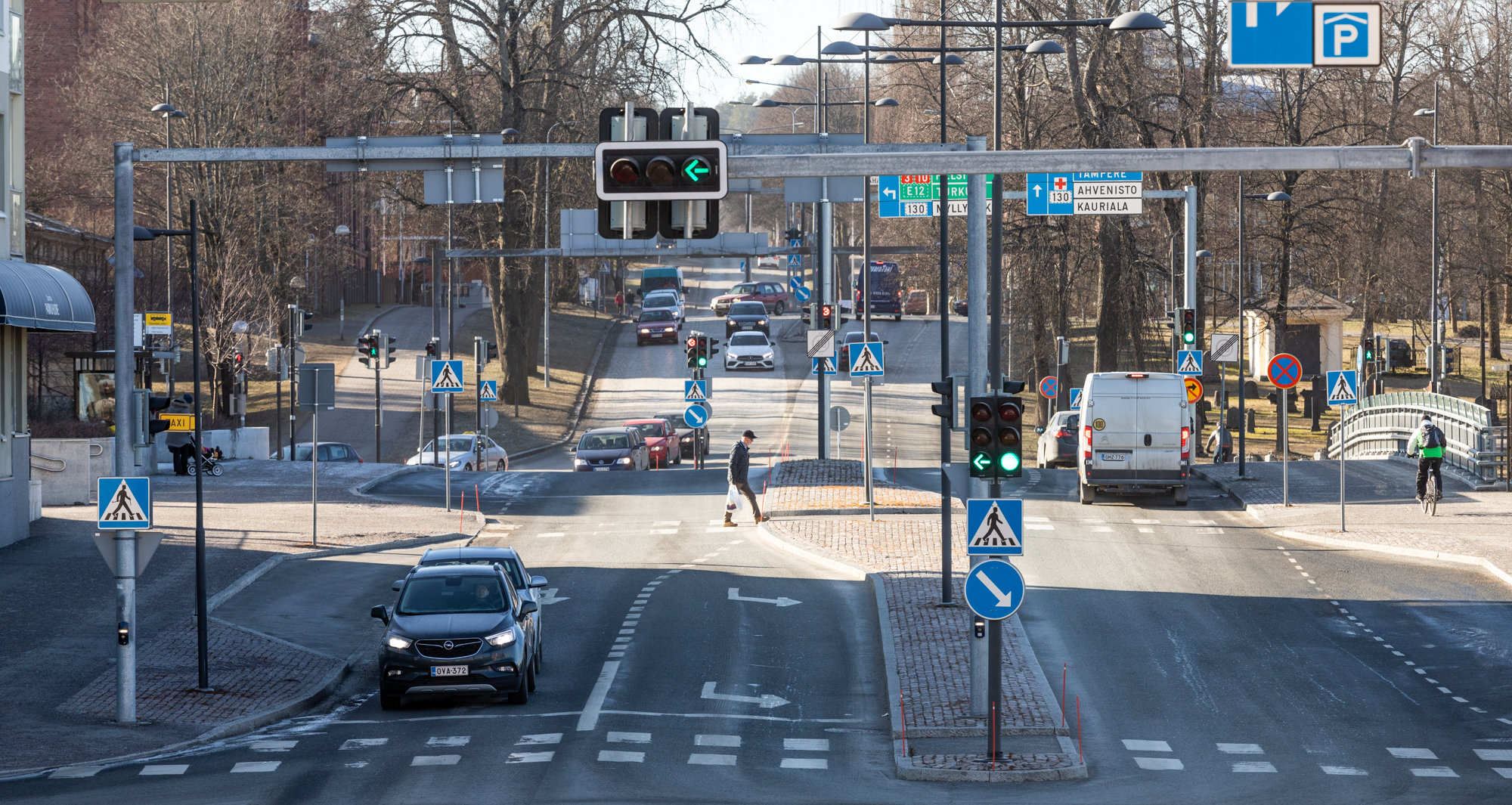Liikennettä Turuntiellä.
