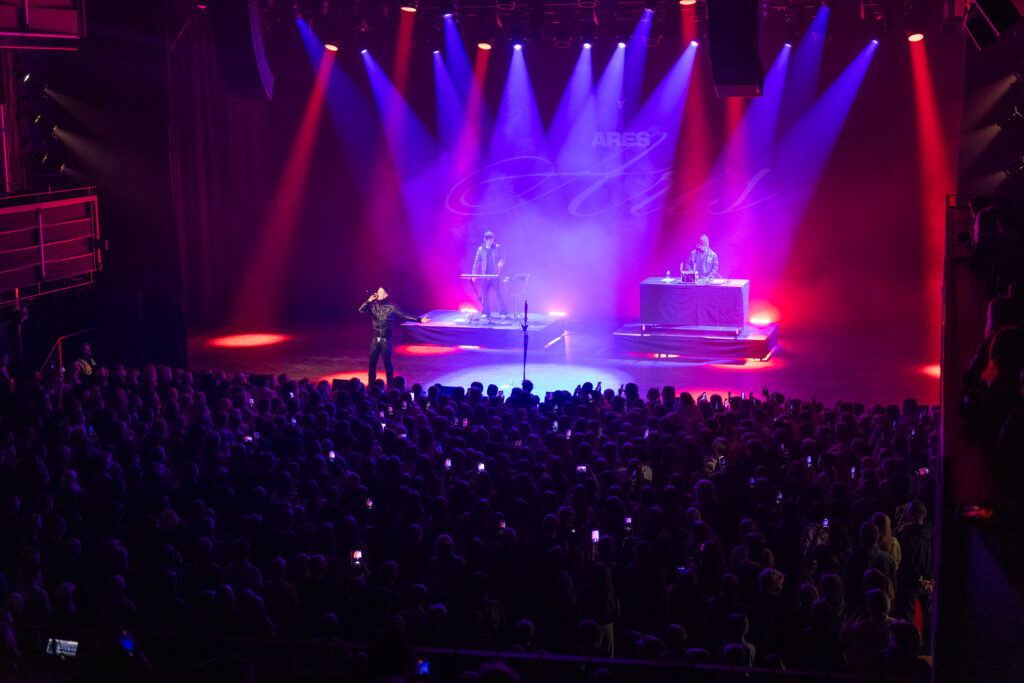 Ares esiintyy konserttisalissa.