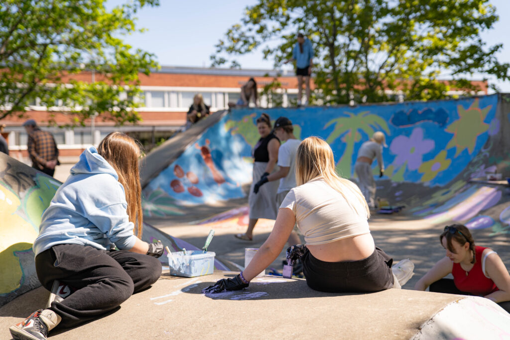 Nuoret maalaa skuuttipuistoa