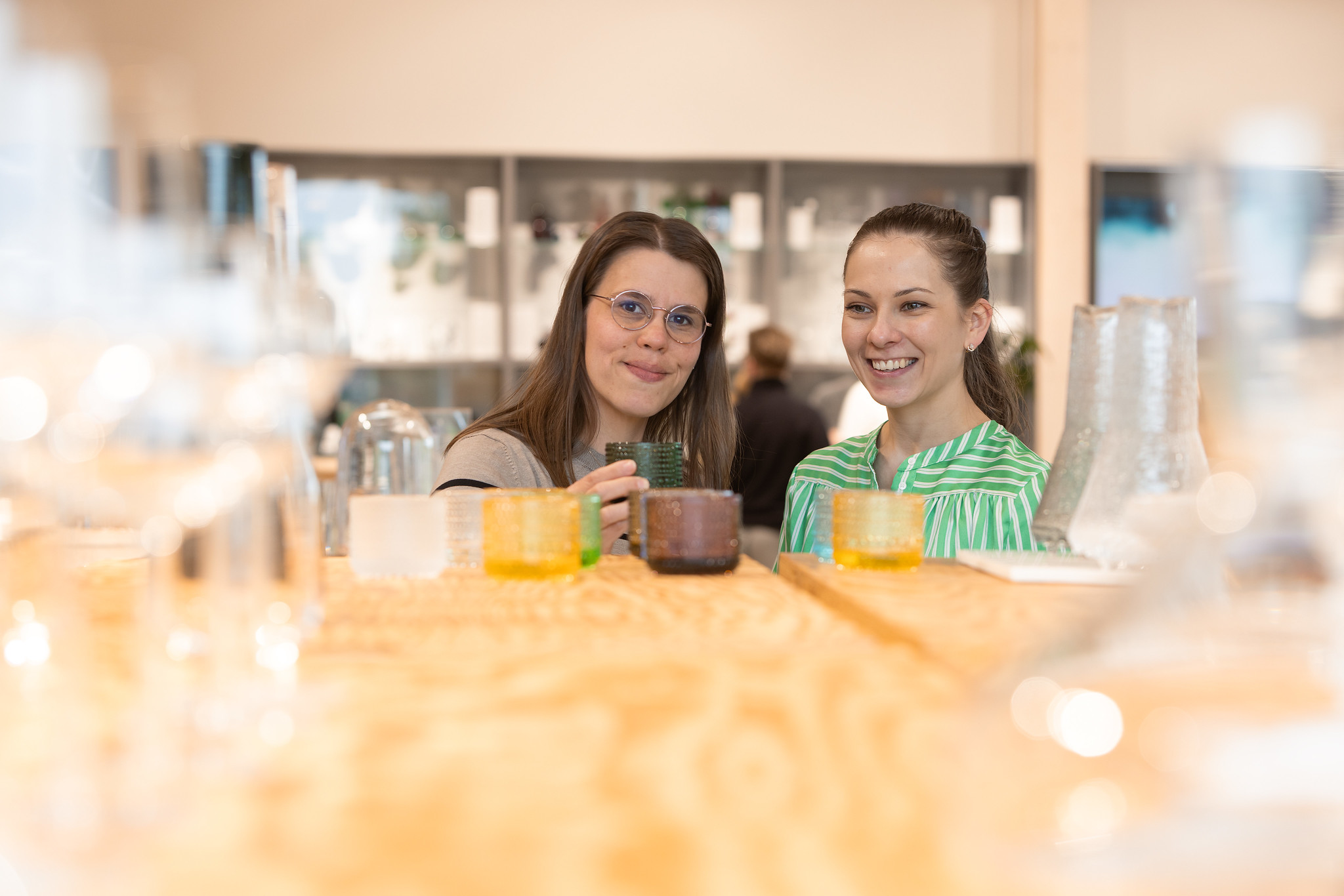 Kaksi henkilöä ostoksilla Iittala Outlet -myymälässä.