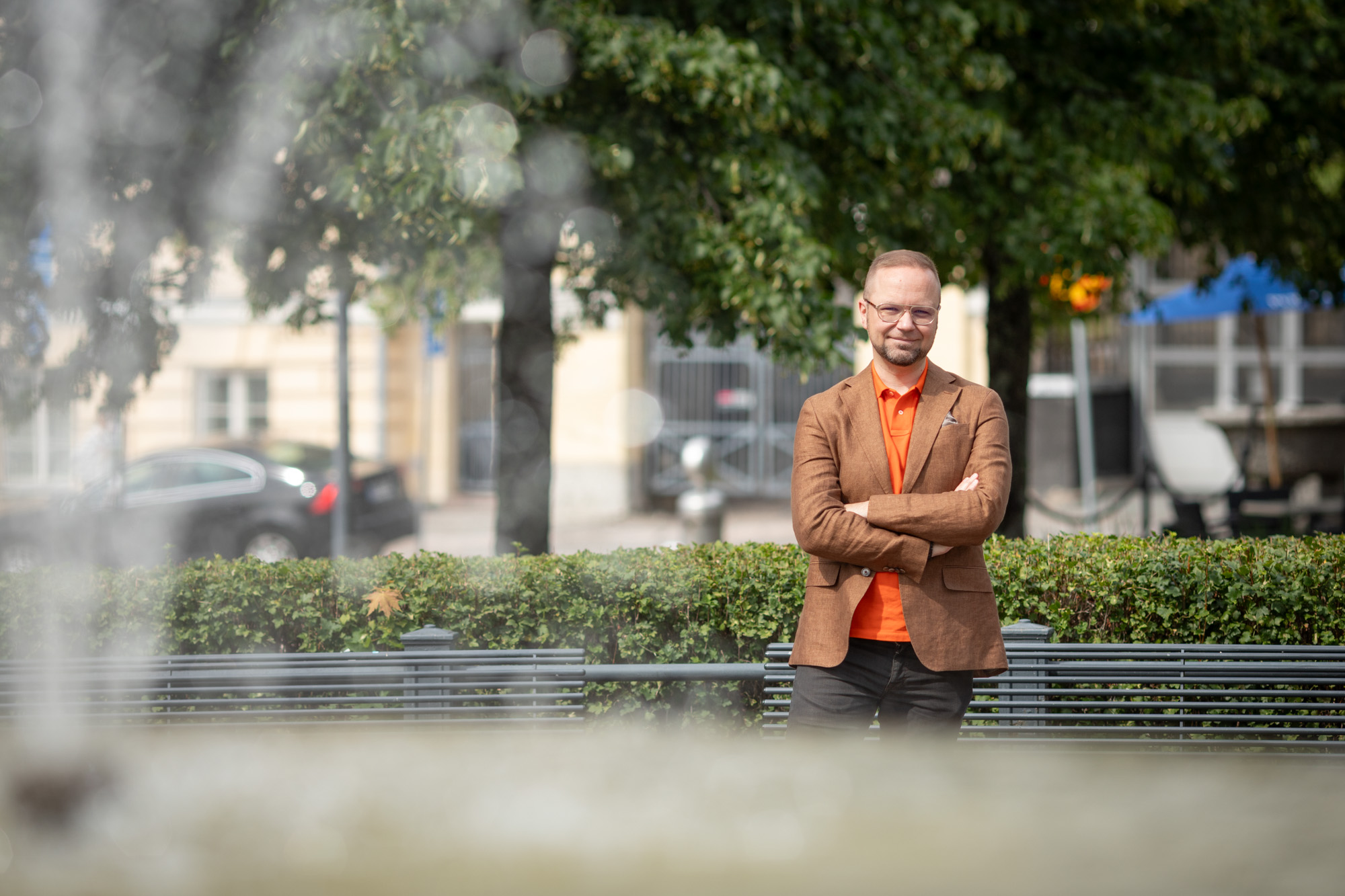 Kaupunginjohtaja Olli-Poika Parviainen Toripuistossa.
