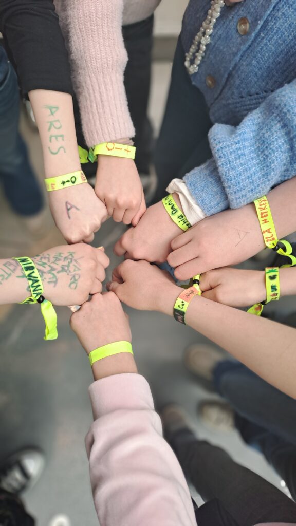 Lapsilla on ranteissa keikkarannekkeet.