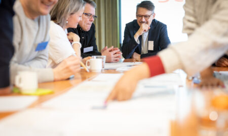 Henkilöstöä pöydän ääressä.