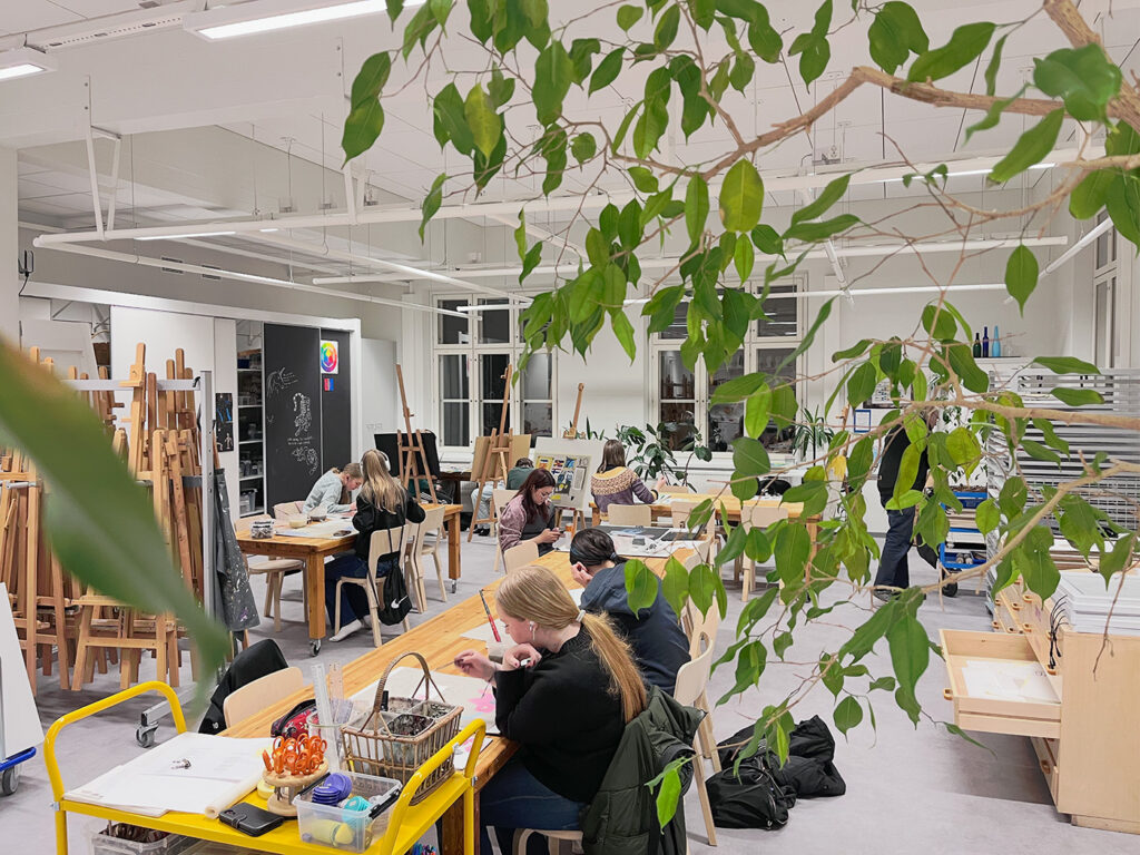 Aimokoulun oppilata työskentelemässä taideluokassa Verkatehtaan uusissa tiloissa.