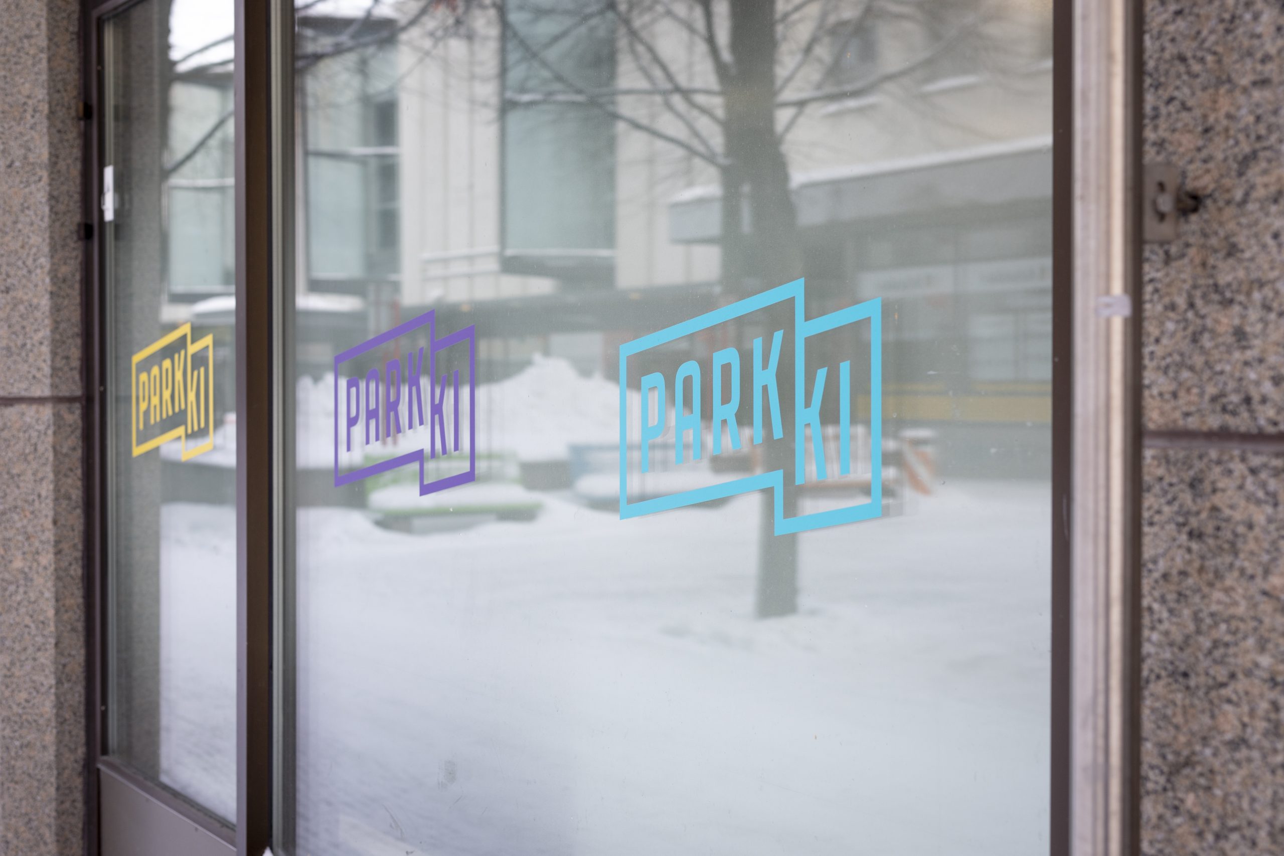 Parkki Business Parkin logo rakennuksen seinässä.