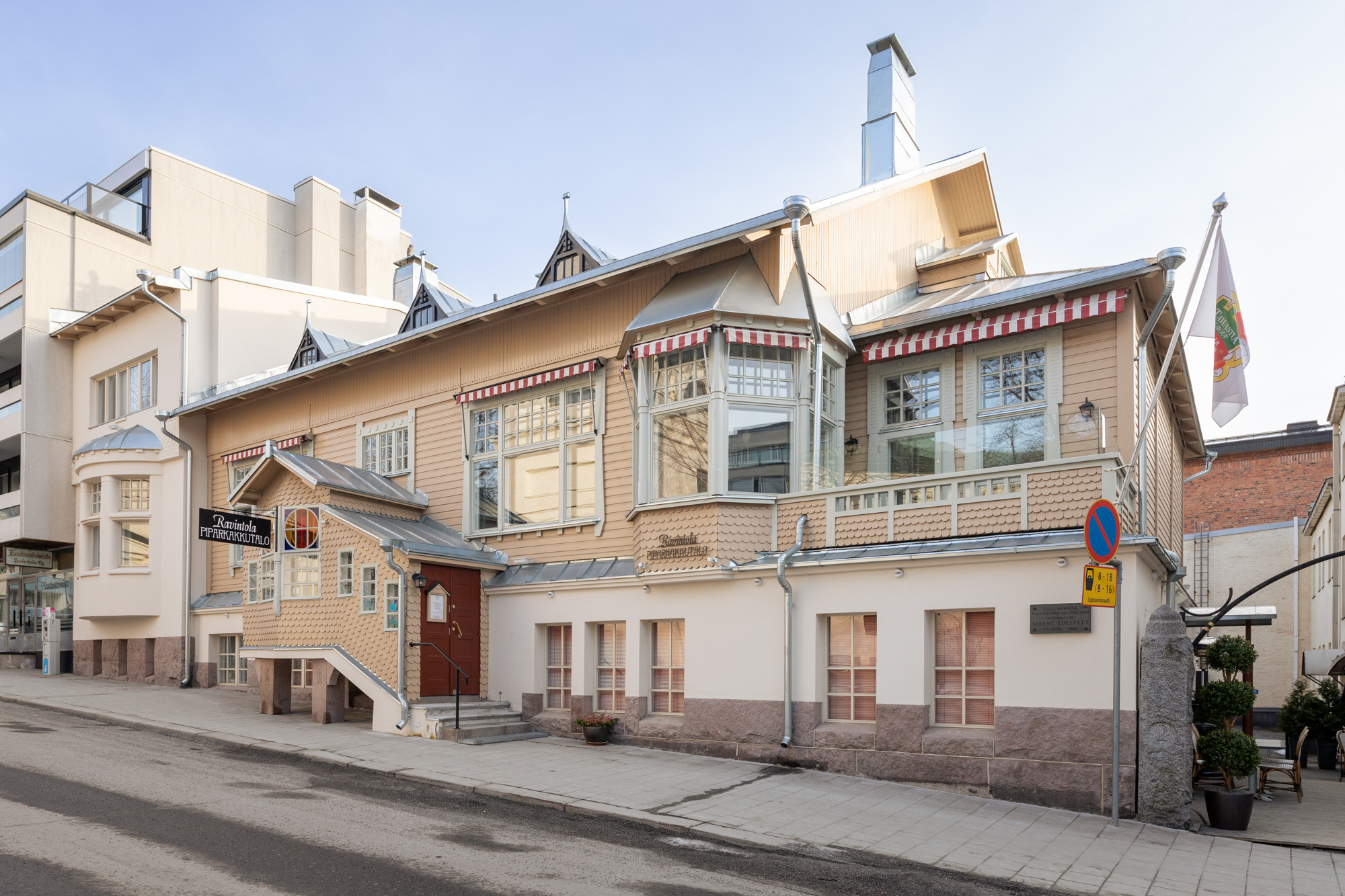 The old wooden building of Restaurant Piparkakkutalo photographed from the front. 