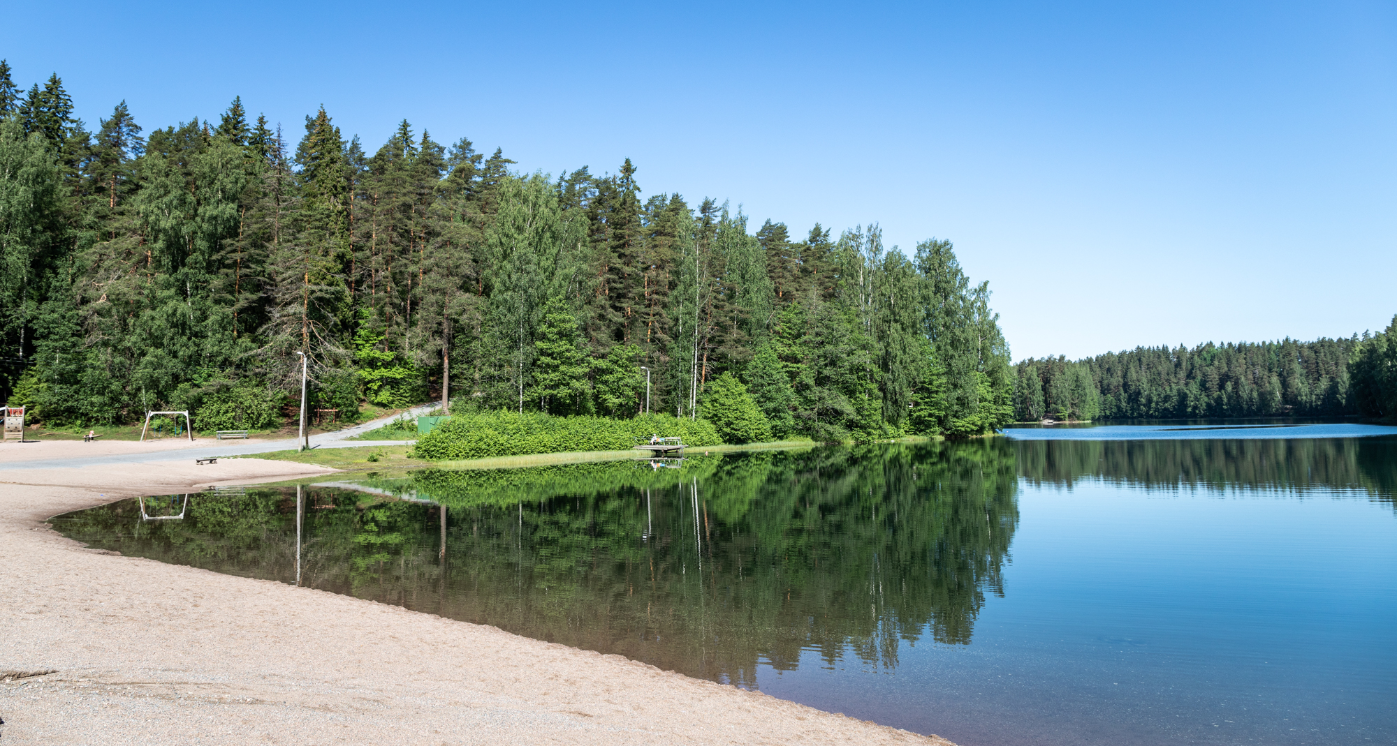 Näkymä Ahveniston uimarannalta järvelle.