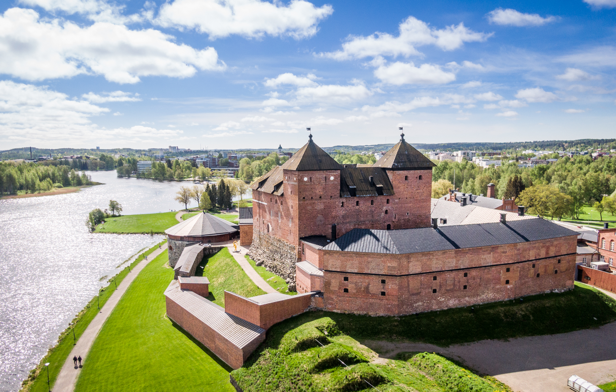 Kesäinen ilmakuva Hämeen linnasta.