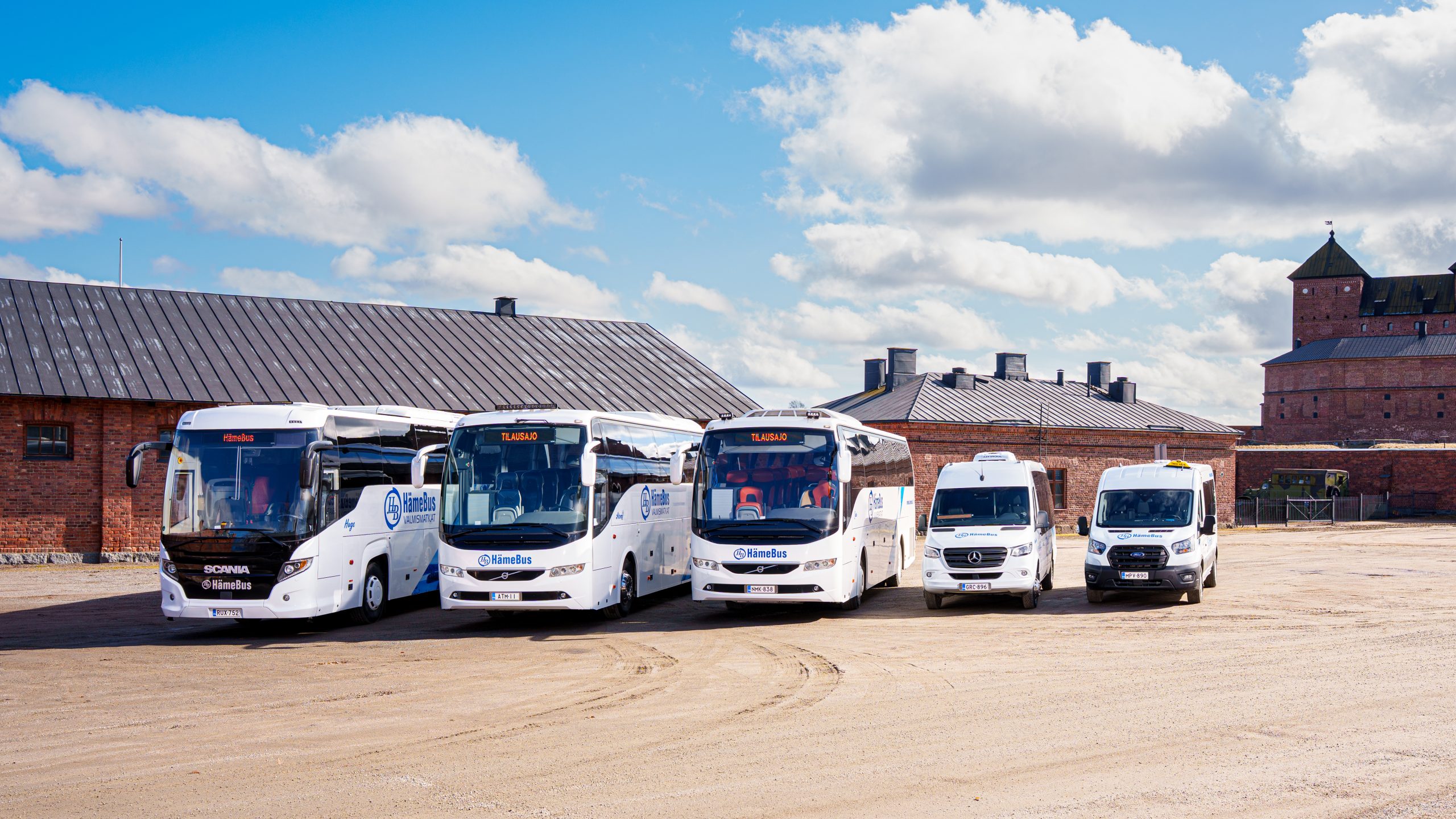 HämeBussin uudet bussit linnan sisäpihalla