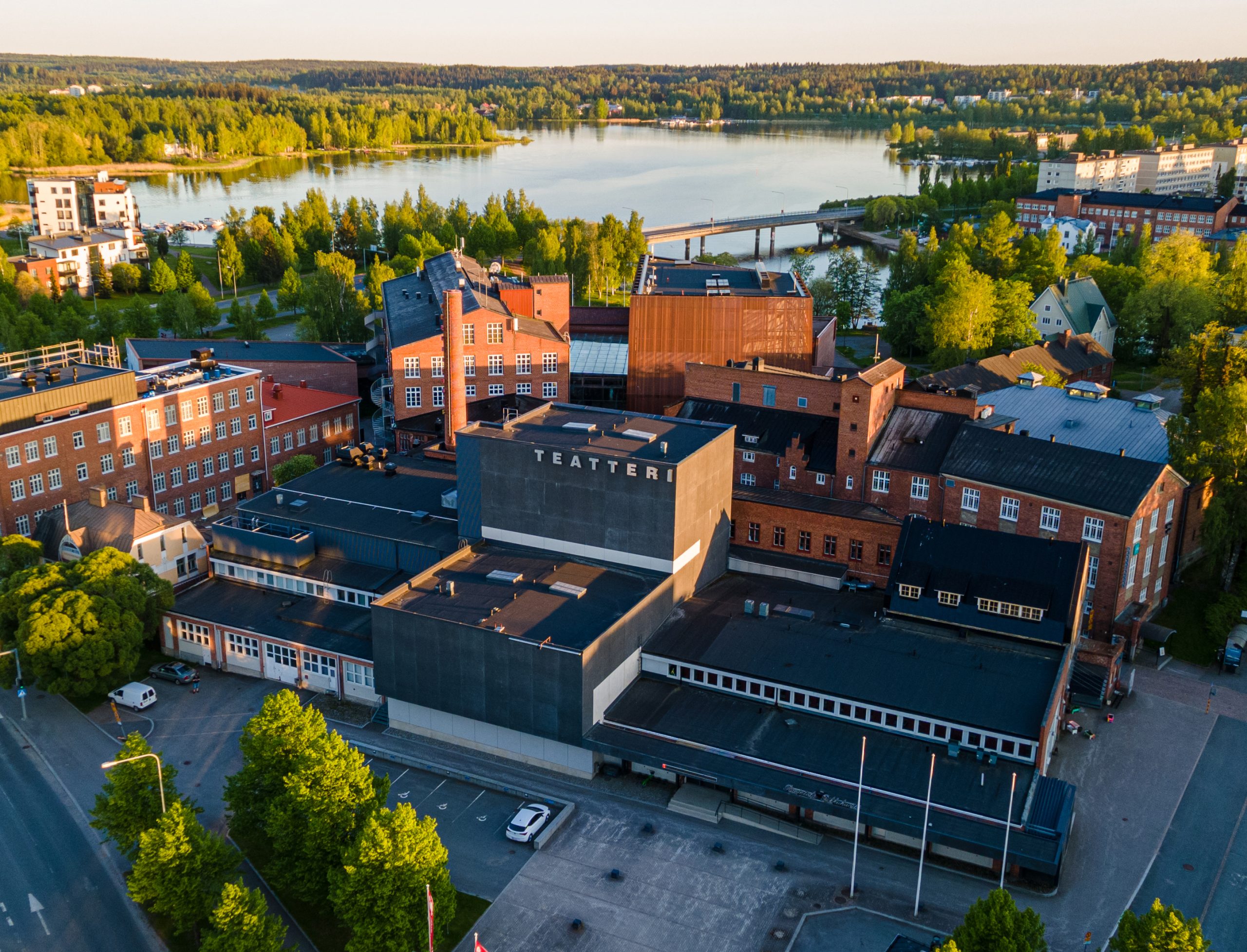 Verkatehtaan ja teatterin aluetta kuvattu ilmasta käsin. 