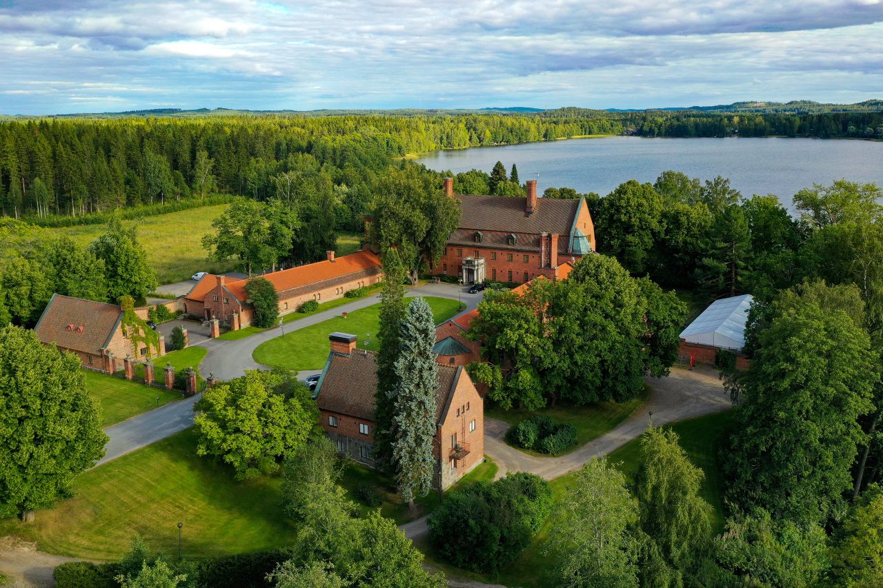 Vanajanlinna ilmasta käsin kuvattuna. Taustalla Katumajärvi.