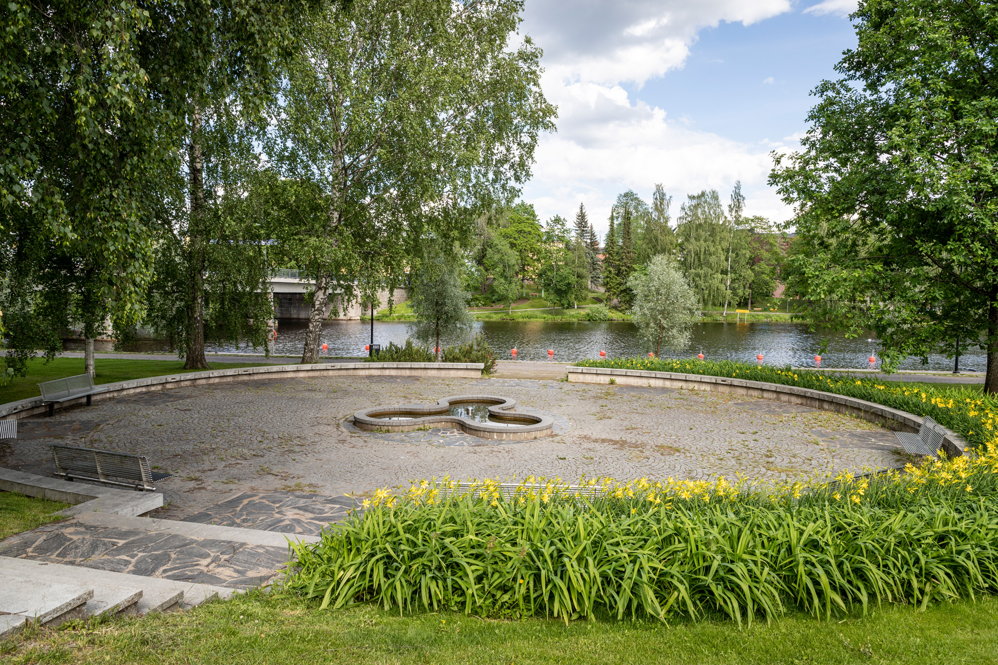 The fountain in Ystävyydenpuisto.