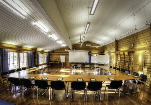 Photo of the Karhula meeting room. Tables arranged in a U-shape with a large whiteboard on the back wall.