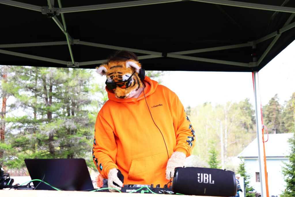 tiikeriasuinen dj