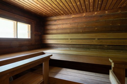 Isön hirsimökin sauna.