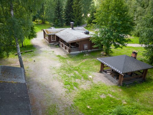 Lepaanrannan ison mökin pihapiiri, jossa grilli- ja ruokailukatokset.