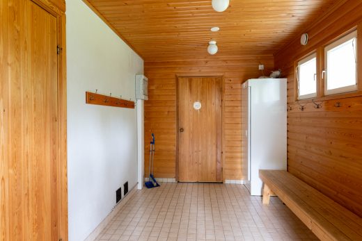 Lepaanrannan saunamökin pukutilat penkkeineen.