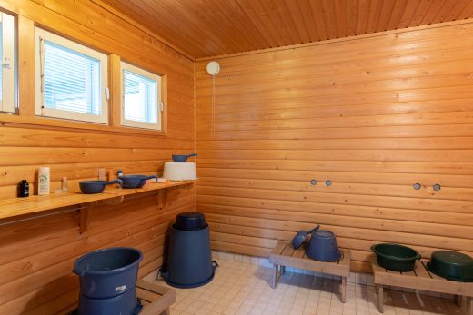 Saunamökin pesutila ämpäreineen.