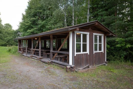 Ruokailukatos Lepaanrannan ison mökin pihassa.