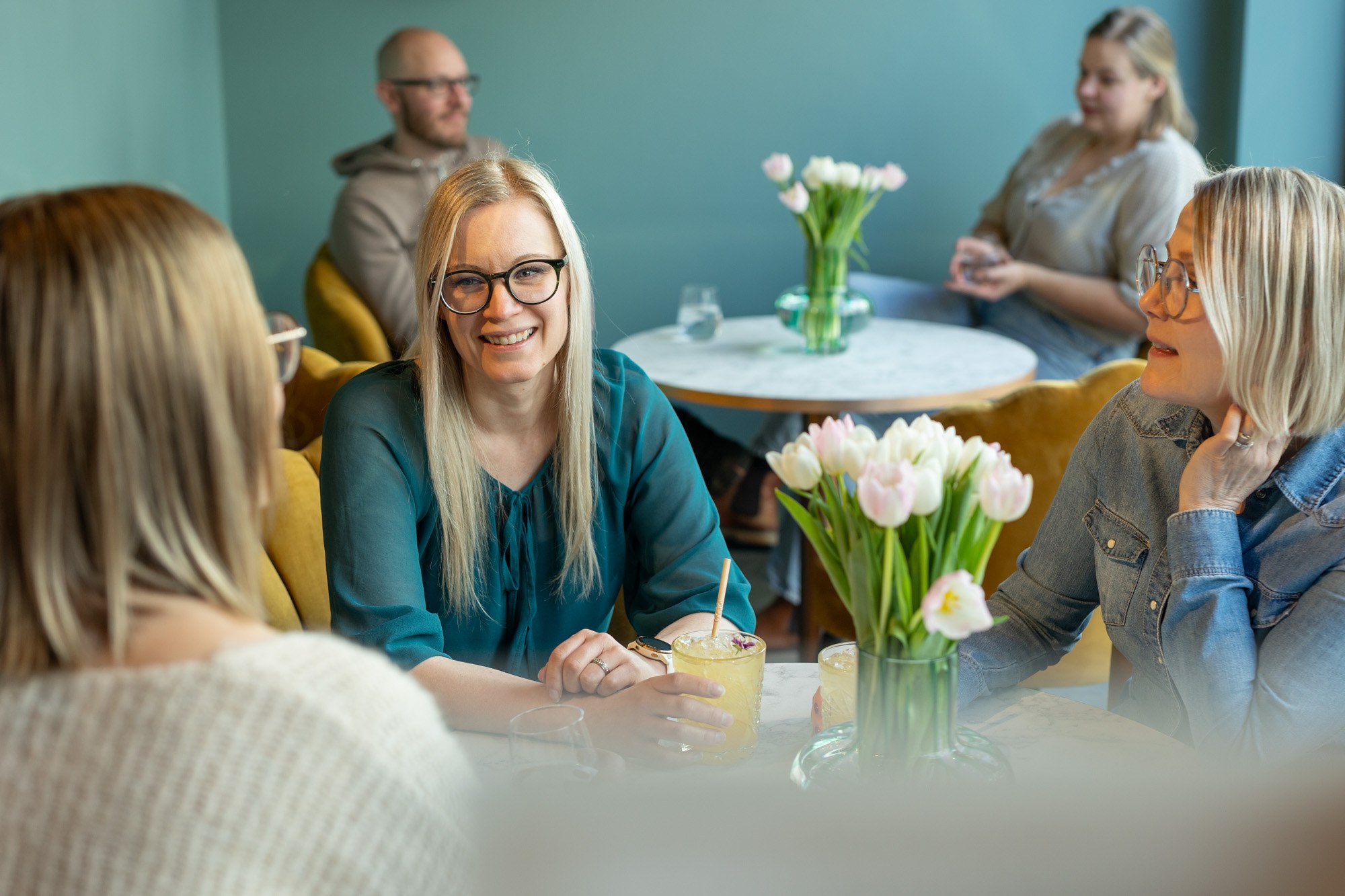 Three women sitting at a table in Popino