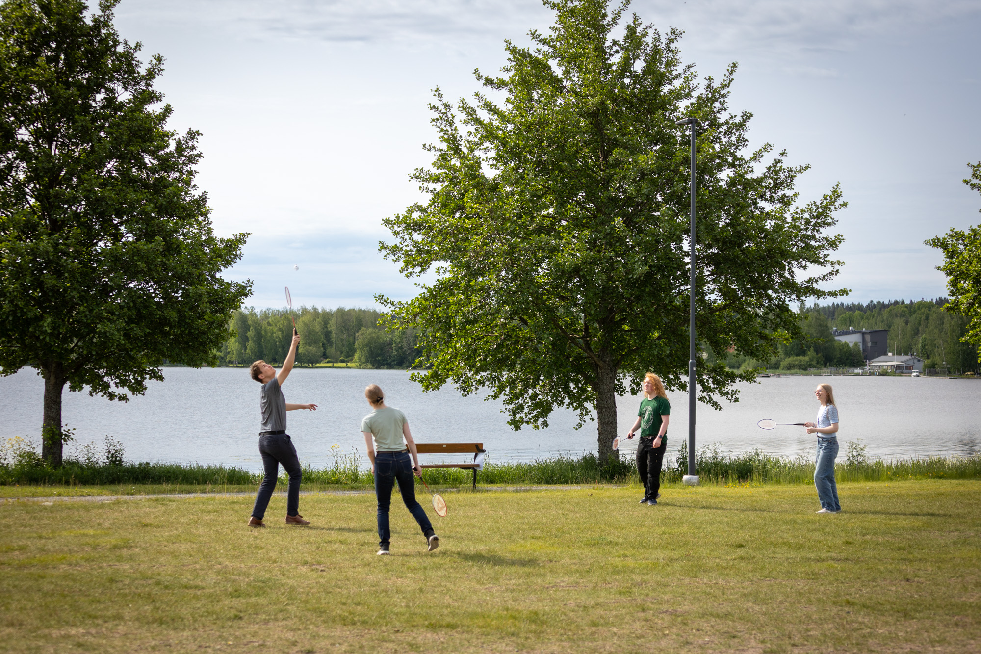 Young people playing badminton in Hämeensaari.