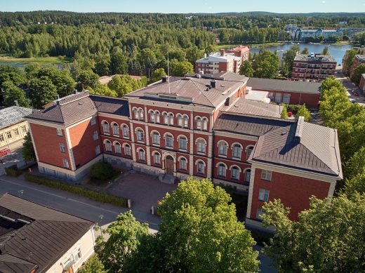 Punatiilinen Lyseon vanha koulurakennus.