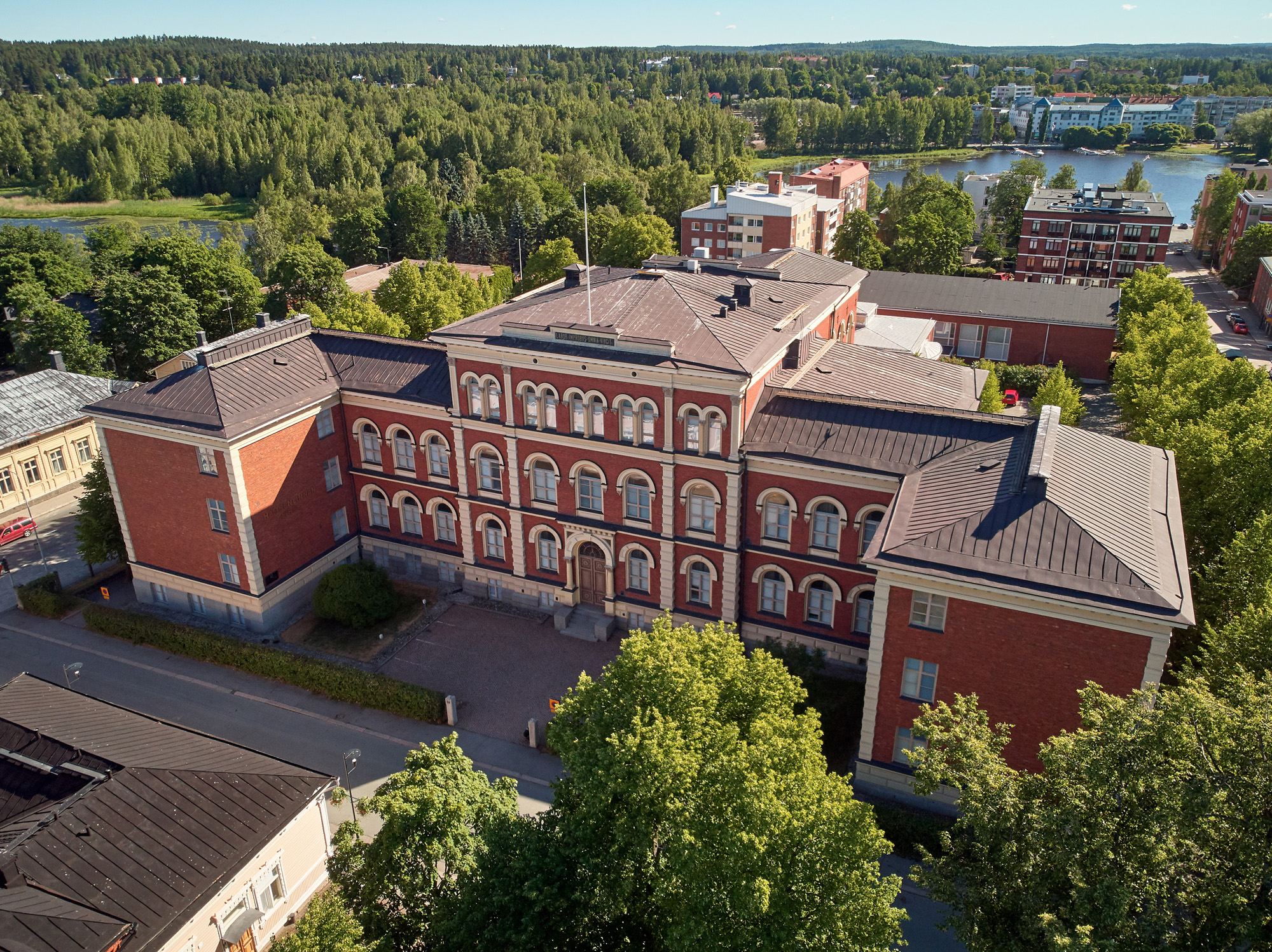 Punatiilinen Lyseon vanha koulurakennus.