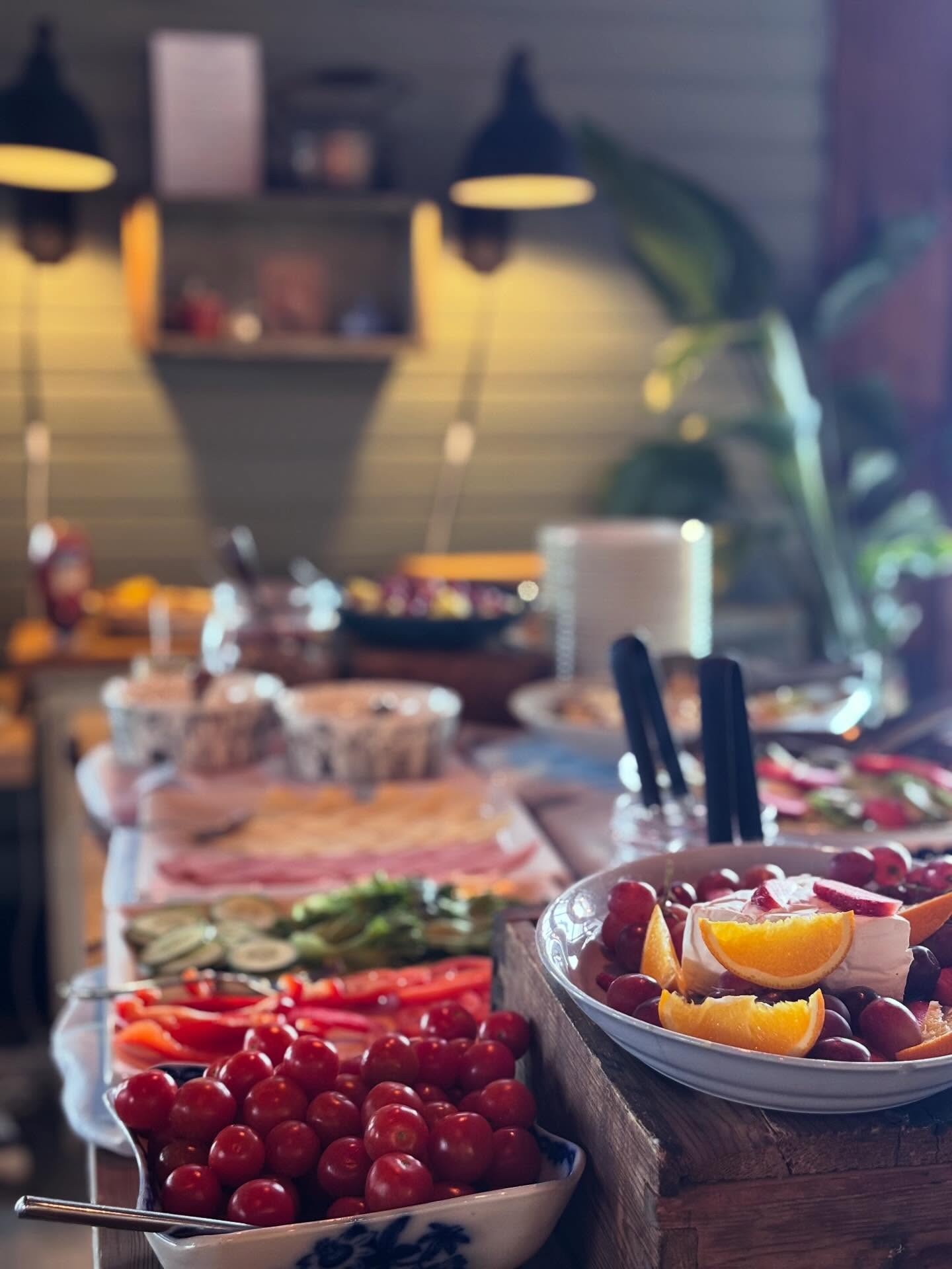 Overview of the brunch table at Kaffeli & Köökki