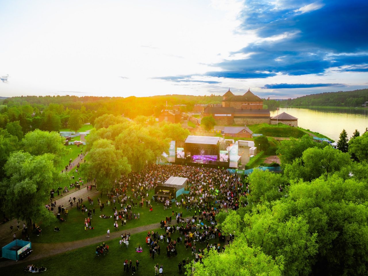 Lintuperspektiivi Wanaja Festivaliin Linnanpuistossa.