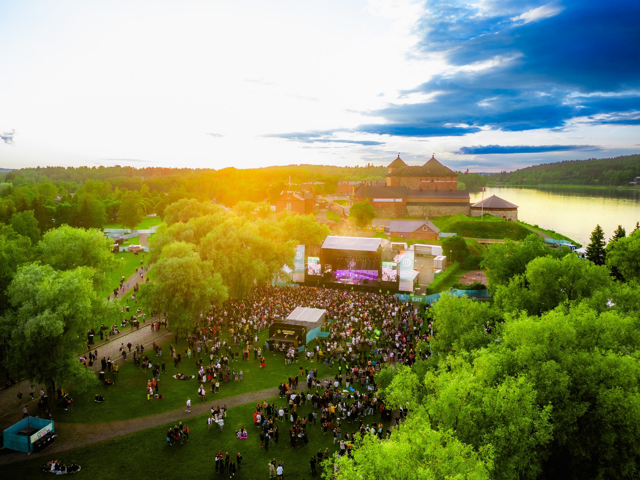 Lintuperspektiivi Wanaja Festivaliin Linnanpuistossa.