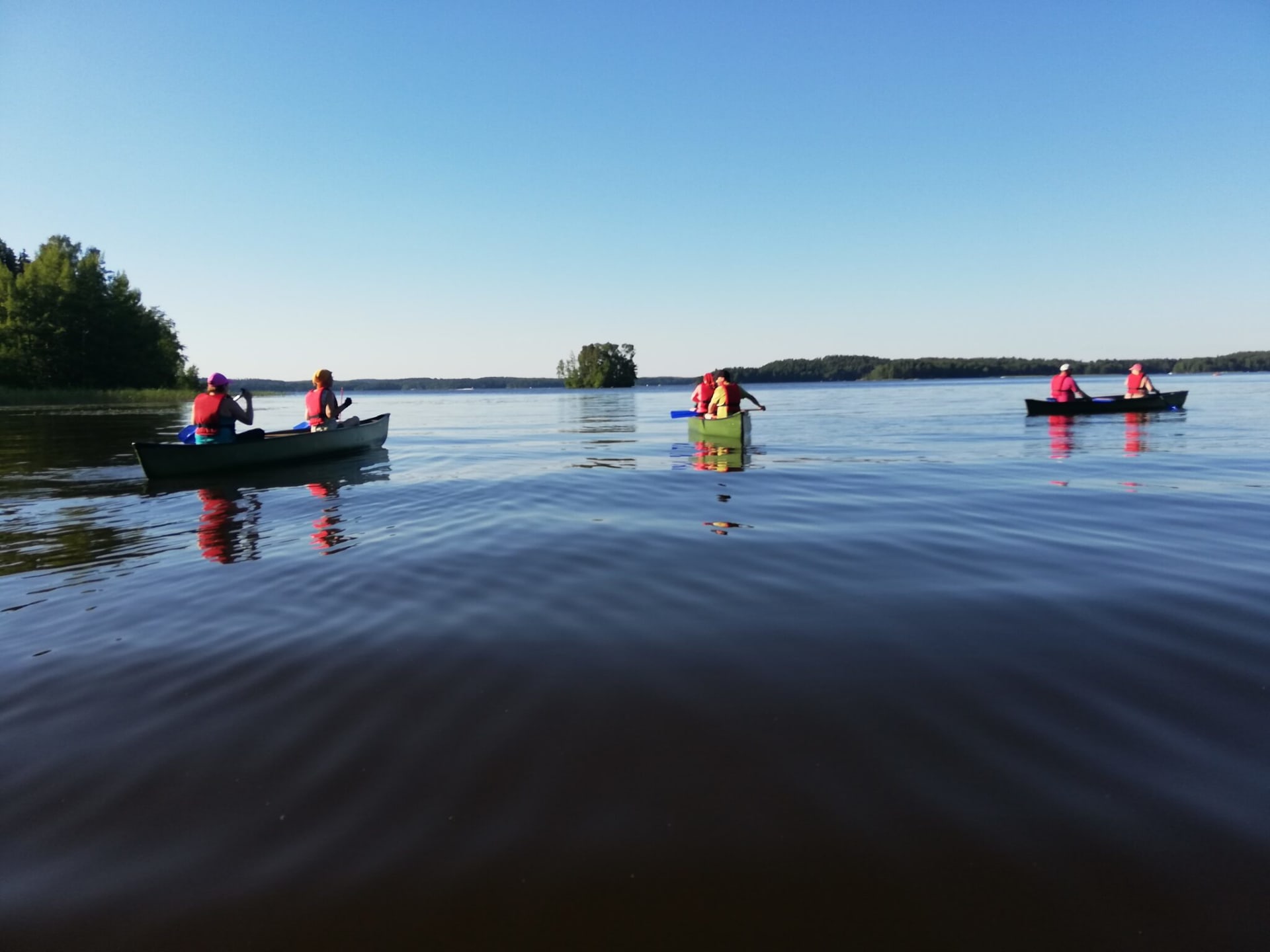 Asiakkaita opastetulla keskiyön melontaretkellä